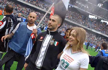 阿尔特塔：孔帕尼做什么都会很出色，他干得这么好我非常开心（阿尔特塔盛赞孔帕尼：无论做什么都很出色，他的表现让我非常高兴）