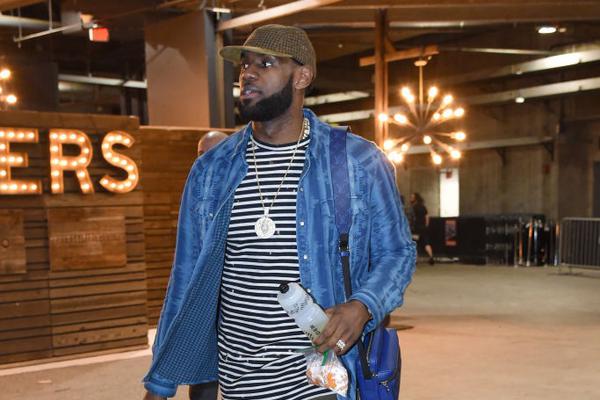 34天只赢1场！阿隆索致敬滕哈赫：都怪裁判，我们走在正确的路上（34天仅一胜！阿隆索致敬滕哈赫：责任在裁判，方向没错）