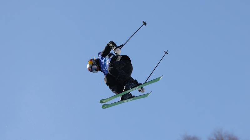 对杜达已4连胜！林昀儒两局落后5分均完成逆转 男单八强第一席出炉（对阵杜达豪取四连胜！林昀儒两局均在落后5分时逆转，率先锁定男单八强席位）