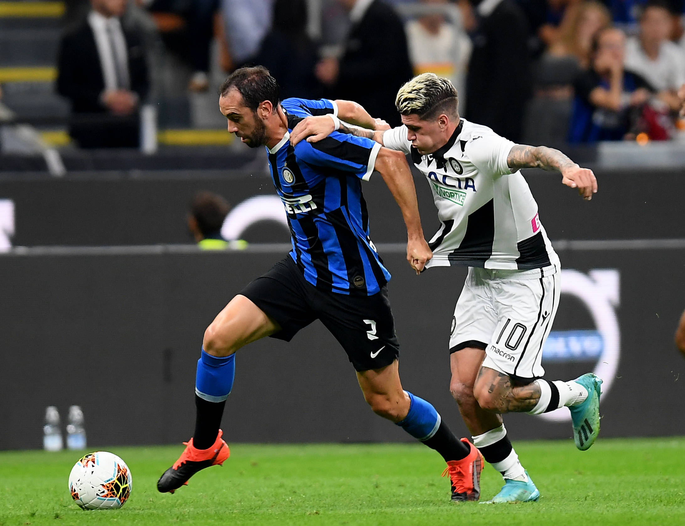 他一句话没说，但态度已经很明显（他沉默不语，态度一清二楚）