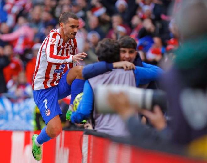 图片报：诺伊尔调整了训练流程，乌尔比希也激励着他继续（图片报：诺伊尔更新训练计划，乌尔比希持续为其打气）