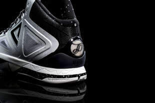 海廷加：奥斯梅恩和伊布、德罗巴一样强大，始终是一个威胁（海廷加：奥斯梅恩与伊布、德罗巴比肩，持续构成威胁）