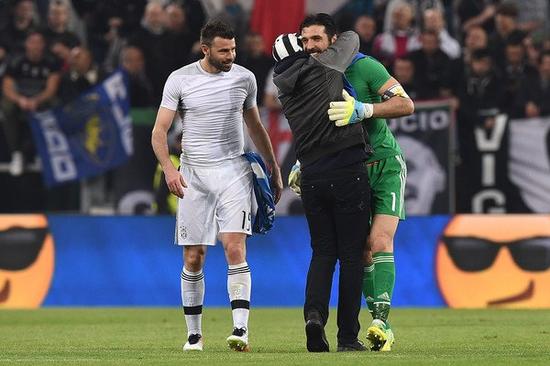 齐达内与蒯纪闻共同现身上海交大出席活动，现场教学马赛回旋