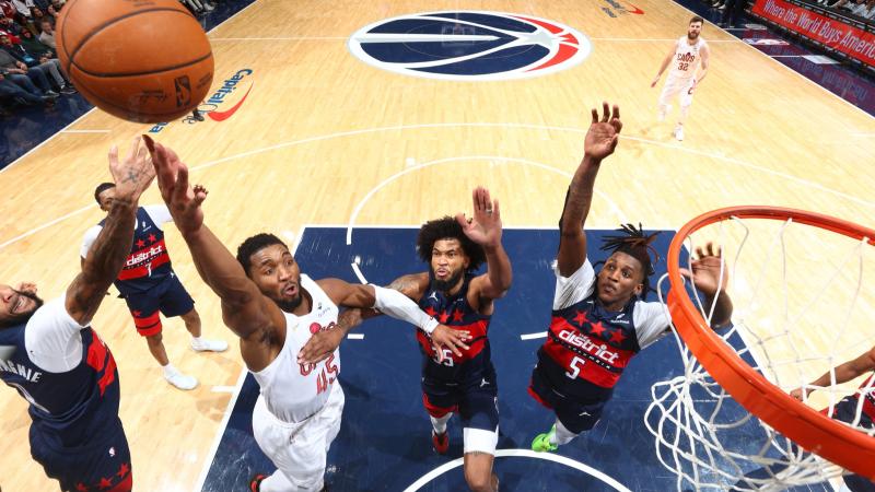 助罗马升至意甲榜首，斯维拉尔达成罗马生涯100场里程碑（斯维拉尔百场里程碑，助罗马登顶意甲榜首）