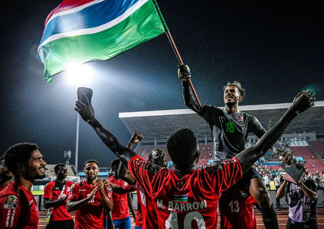 巴萨梅西进球助球队领先塞维利亚（梅西建功助巴萨领先塞维利亚）