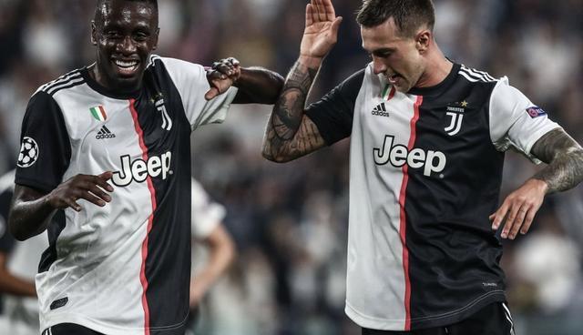 汉诺威96队长拍卖球衣支持罕见病研究，其父曾因该病去世（汉诺威96队长拍卖球衣为罕见病研究筹款，其父曾因该病离世）