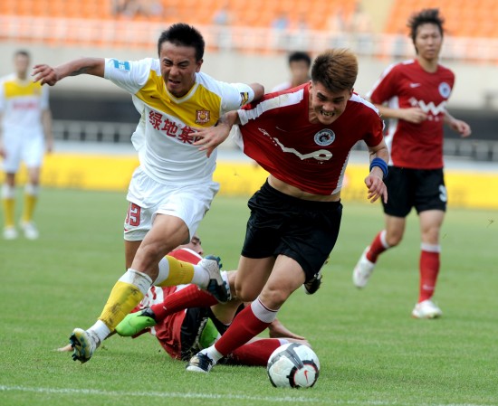 足球欧洲杯官方发布主题曲，引热议（欧洲杯公布官方主题曲，掀起热议）