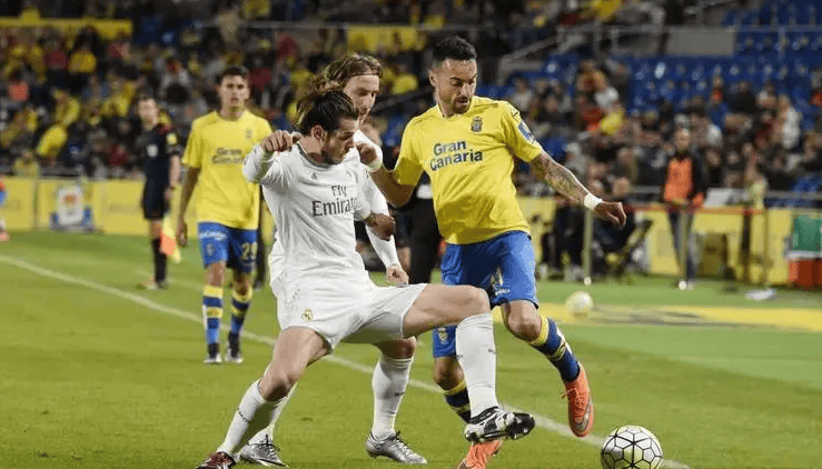 杰伦·约翰逊成为08年詹姆斯以来连续两场砍三双最年轻的前锋（杰伦·约翰逊成自2008年詹姆斯以来最年轻连砍两场三双的前锋）